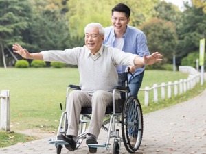 家里有老人的不用愁了，3年后200万名养老护理员可上岗！长护险也将扩大试点
