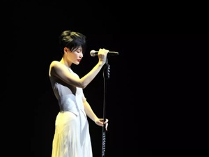 王菲唱《我和我的祖国》，有人“听开头便热泪盈眶”！毛阿敏和谭维维要“紧张”了