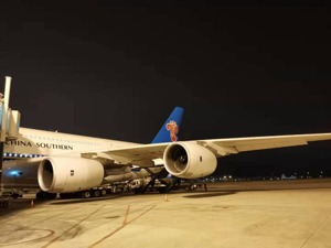 北京大兴国际机场首飞航班平稳运行 323名乘客已抵达广州