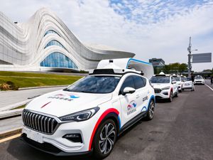 百度、红旗推自动驾驶出租车Robotaxi长沙首秀 乘客：这车“驾驶”技术比我好