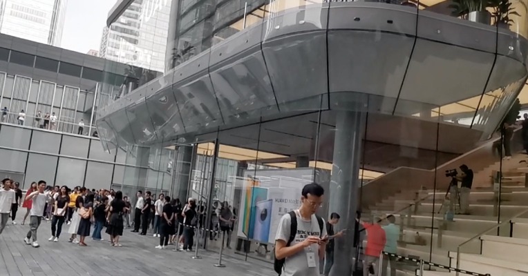 华为首家全球直营旗舰店于深圳开业  完善最后一公里形象控制