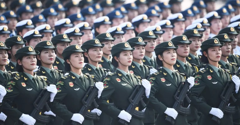 阅兵场上见“红装”，展现国防“她力量”：女将军成全民偶像