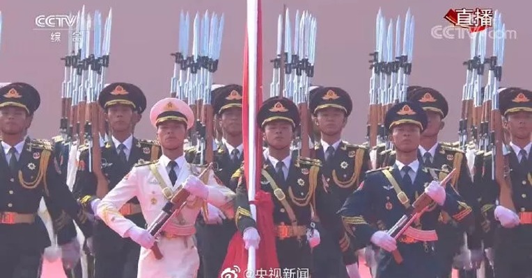 刑警押送嫌疑人的路上也没忘记看阅兵