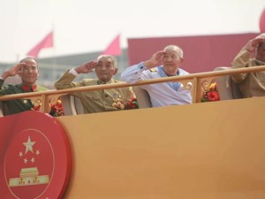 当他们举手向共和国敬礼时，无数人的眼眶湿润了……