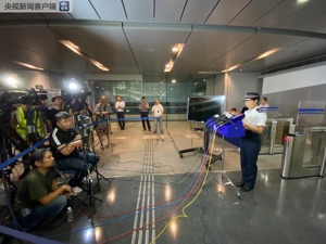 香港警方记者会：有便衣被暴徒围殴 警员曾开一枪