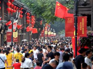 4天，4526.3亿，国庆旅游消费创纪录！海底捞、美团等股价大涨，王兴笑了