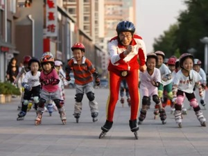 这届老年人太优秀！跳伞、轮滑、发朋友圈、网购，还医美！