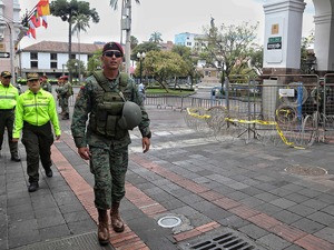 厄瓜多尔总统宣布政府机关临时迁至瓜亚基尔，应对首都乱局