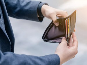 全国首例！月入4千负债214万，他在法院做了这些事，最后只需还3.2万