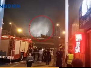 最新现场！无锡上跨桥桥面侧翻：3辆小车被压，挖掘机进行破拆，围观人群被疏散