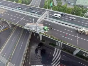 超载货车压坏上海中环高架 总经理鼓励超载与司机均获刑