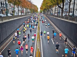 激动哭了！1小时59分40秒！人类史上马拉松首次跑进2小时