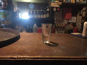 现场丨警方深夜调查涉事酒吧 李心草“接触”过的配酒被带走