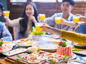 今年我国餐饮规模预计突破4.6万亿元 比1978年增长超800倍