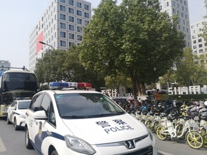 现场！警方突击调查51信用卡 每经记者目击：两处办公地点均有警察进驻