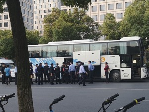 51信用卡被调查后续：多名员工被警方带走 