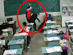 15岁中学生砸伤老师被刑拘，知情老师：被班主任教育后报复