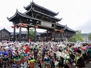 “最长饭局”传承千年非遗  “吃新节”丹寨万人长桌宴盛况空前