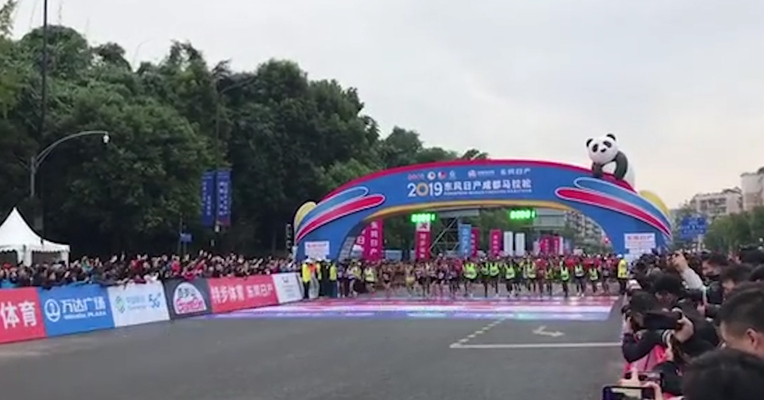 视频｜成都马拉松全马冠军诞生！以2小时9分51秒的成绩创造新纪录