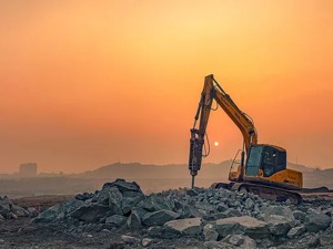 挖掘机卖疯了！10个月销量19.6万台，接近去年全年，透露了什么信号？