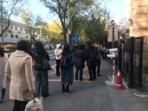 每经记者医保谈判会场外直击：有药企代表“比V”也有人士称“价格难接受”，PD-1结果最受瞩目