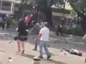 香港暴徒猖狂，重伤七旬老人致脑干死亡，最小伤者仅1岁！全港学校将继续停课