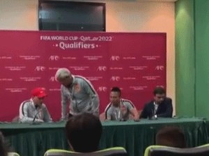 里皮辞职现场险些摔倒，在儿子面前输球深深刺痛了他…