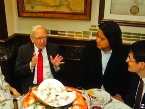 曾豪掷1639万与巴菲特午餐，他一夜成名！如今股份被司法冻结，公司股票也“跌跌不休”