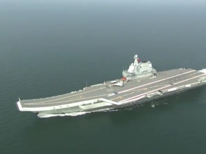我国第二艘航母通过台湾海峡 赴南海相关海域开展科研试验和例行训练
