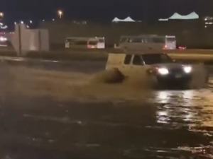 人工降雨意外引发暴雨 迪拜全城大面积积水