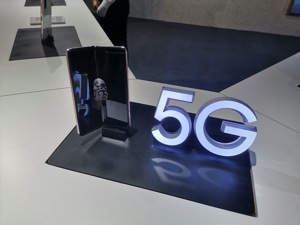 中国电信联合三星发布5G折叠屏手机：12月面世 价格未公布