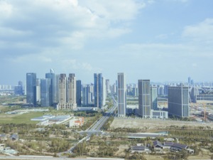 土地市场“暗战”年关|前10月各城卖地分化：一二线频破“千亿”，三四线成交下滑
