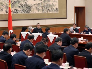 李克强促抓紧起草形成“十四五”规划基本思路，将研究推出一批重大工程和项目，着力增强产业创新力和竞争力