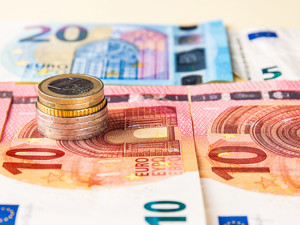11月末我国外汇储备规模为3.1万亿美元 多名专家解读：账面价值变动主要受汇率影响
