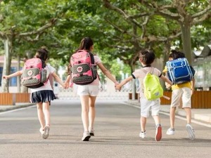 “女生喜欢的男生什么样？有钱！”这本中学手册引众怒，编写者为超声科医生