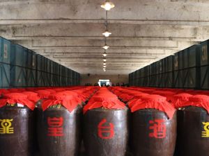 拯救“西北茅台”！大股东送旺铺，银行连2100万利息都不要了