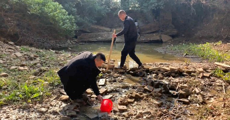 视频丨直击长江入河排污口排查现场：排“黄水”、“黑水”被抓现行