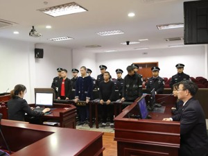 4名“00后”冒充明星易烊千玺实施诈骗，学生粉丝被骗8万余元，法院直播宣判过程，中小学生集中在线观看！