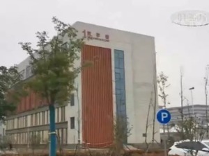 学校建新楼欠了700万，一拖就是两年！企业搭上百万利息…