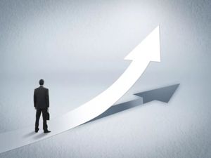 赏金1300万！影视圈大佬欠债上亿被悬赏，曾靠《红日》赚得第一桶金