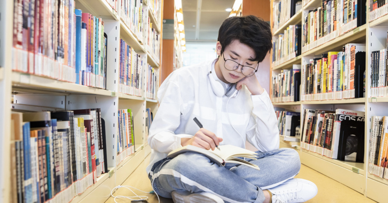 视频丨近五成大学生每天读书不足半小时 小说最受欢迎