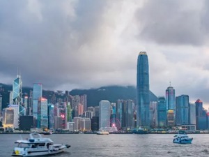 反差太大！香港游客“挤爆”深圳入境大厅，香港五星级酒店降至500元没人住