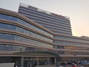 每经记者探访民航总医院 急诊科侧门设置悼念点