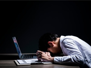又见券商员工诈骗！坑骗百万资金用于炒股，结果却是"血本无归"，换来11年刑期