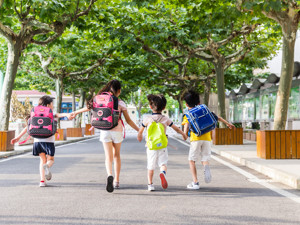 四部门：中小学、幼儿园食堂不再引入社会力量承包或者委托经营，非寄宿制学校不得在校内设置食品小卖部