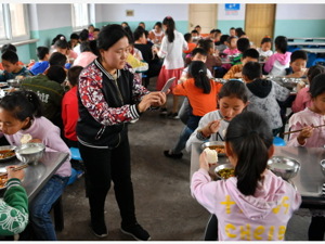 四部门发文：具备条件的中小学、幼儿园食堂原则上自营供餐，不再引入社会力量承包经营