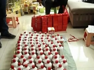 央视曝光茅台假酒产业链：2700元飞天的酒瓶装70元王子酒网上高价销售！