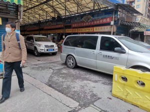 武汉不明原因肺炎始发地现场丨有公务车离开，但相关人员不愿透露身份