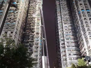 高楼火灾警示：浓烟最危险 如何逃生有讲究