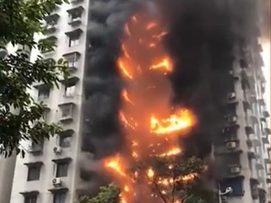 现场直击：重庆高层住宅突发火灾，从2楼烧到30楼！消防车却被挡住去路